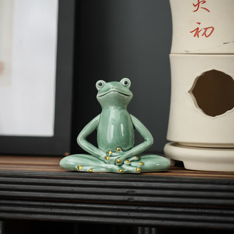 Medytująca ceramiczna figurka żaby zen