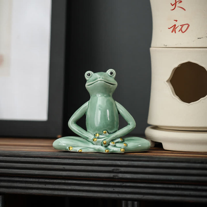 Medytująca ceramiczna figurka żaby zen