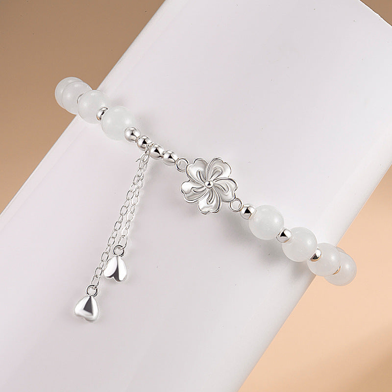 Bransoletka z białych Buddha Stones płatków kwiatów brzoskwiniowych i kwiatów szczęścia