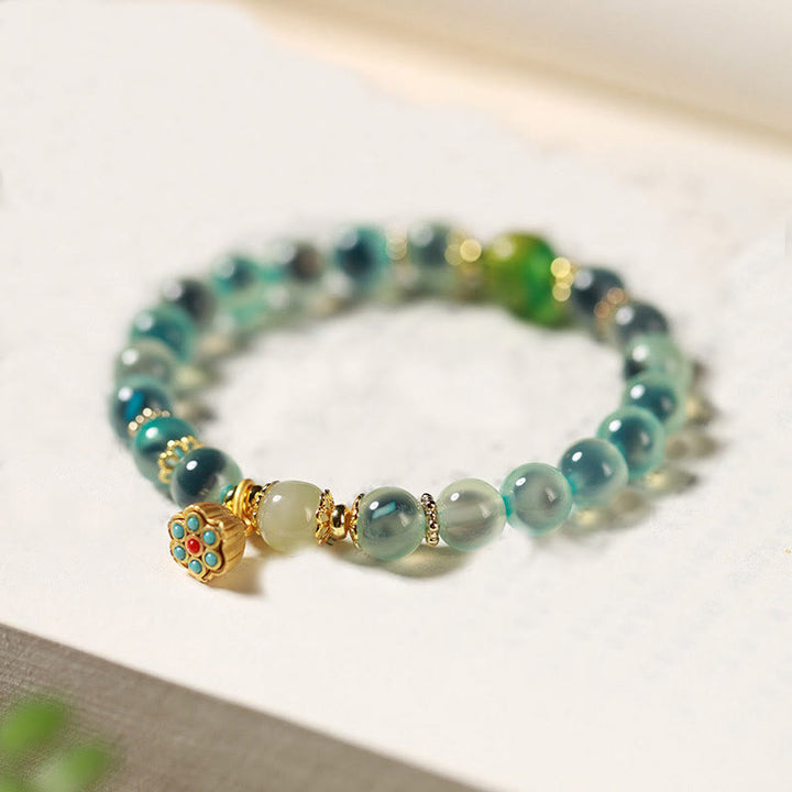 Bransoletka Buddha Stones z naturalnego, kolorowego, cukierkowego agatu i złotego strąka lotosu - Niebieski agat cukierkowy (obwód nadgarstka: 14-15 cm) - image 1