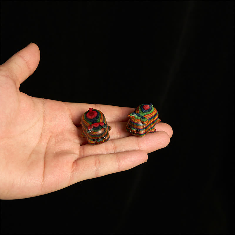 Buddha Stones 2 szt. Mini tęczowe eukaliptusowe świnki rzeźbione pozytywną dekoracją - image 4