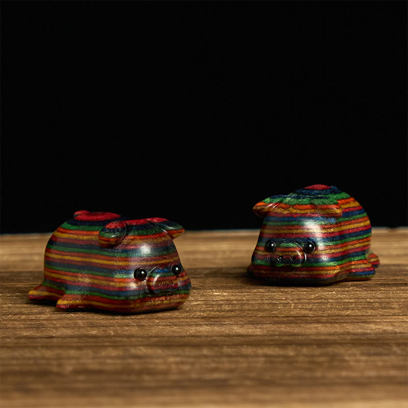 Buddha Stones 2 szt. Mini tęczowe eukaliptusowe świnki rzeźbione pozytywną dekoracją - image 2