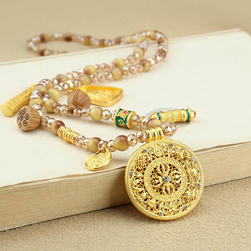 Naszyjnik z wisiorkiem z okrągłymi talerzami z Buddha Stones w kształcie lotosu w kolorze złotym i koralikami tygrysiego oka - Okrągły talerz „Osiem skarbów” - image 1