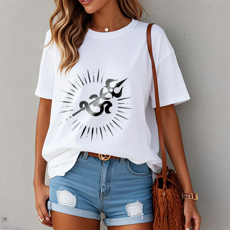 Koszulka z bawełny z motywem symbolu Om w kształcie trójzębu z Buddha Stones i promienistymi liniami - image 8