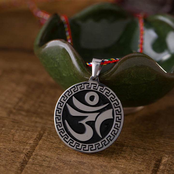 Naszyjnik z kolorowym sznurem i kamieniami Buddha Stones Om Hum w sanskrycie, wykonany ze stali tytanowej - OM Sanskryt - image 0