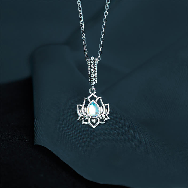 Naszyjnik z wisiorkiem z Buddha Stones ze srebra próby 925 i motywem lotosu, z kamieniem księżycowym - Kamień księżycowy - image 0