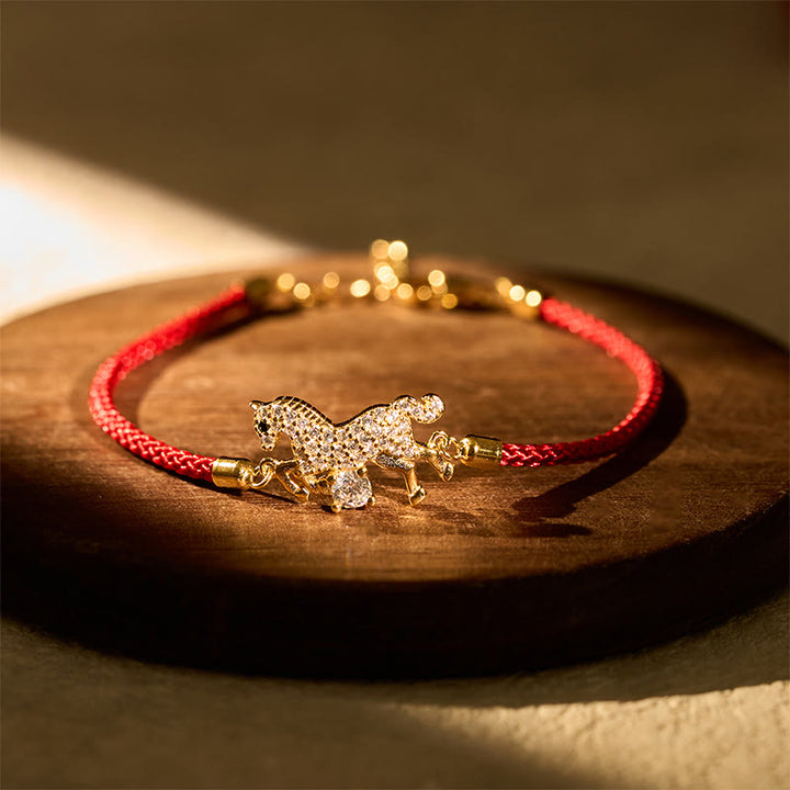 Bransoletka z Buddha Stones ze srebra próby 925, złota, Rok Konia, czerwony sznurek, regulowana, z napisem "Szczęście" - Koń (obwód nadgarstka 14-18 cm) - image 0