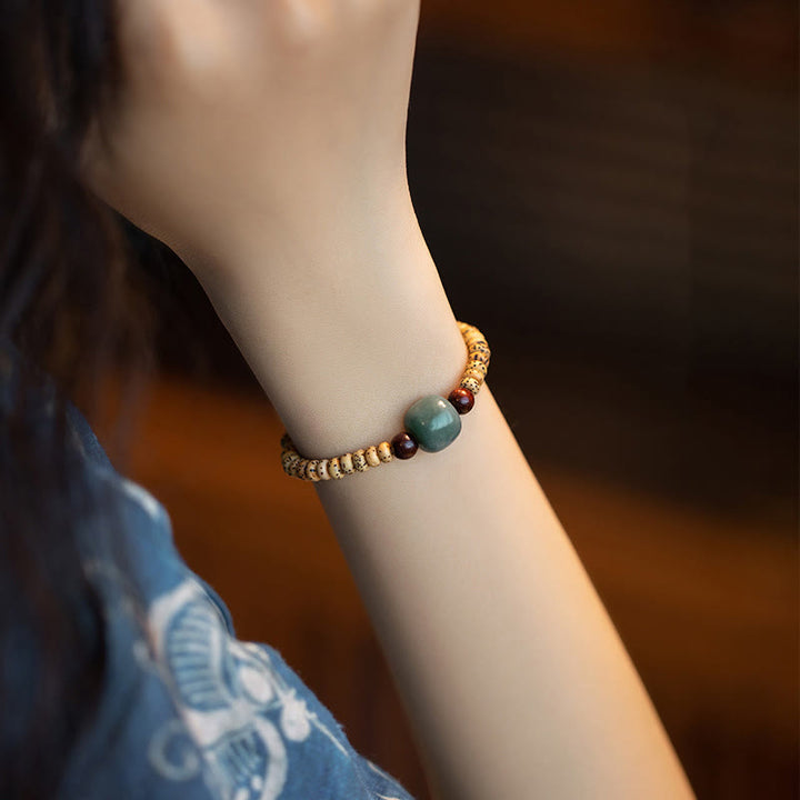 Bransoletka mądrości z małych liści drzewa sandałowego z nasion Bodhi w kolorze czerwonym z Buddha Stones