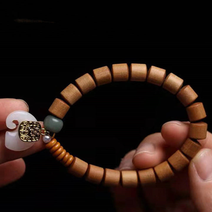 Bransoletka ochronna z jadeitu sandałowego i słonia