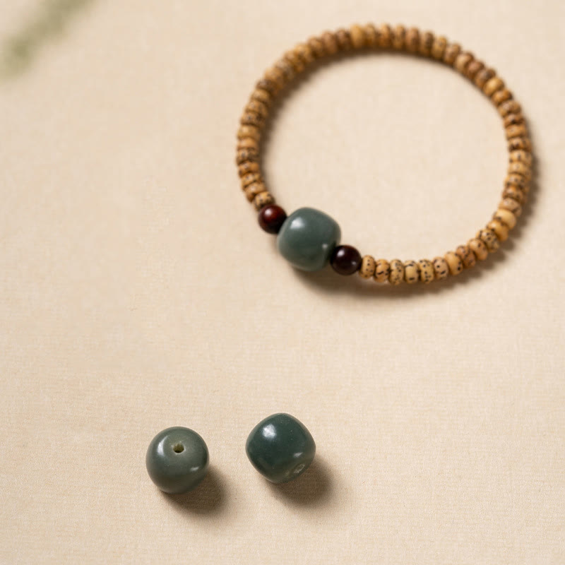 Bransoletka mądrości z małych liści drzewa sandałowego z nasion Bodhi w kolorze czerwonym z Buddha Stones