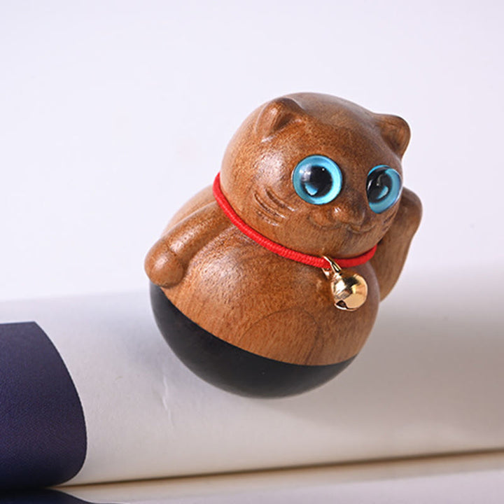 Buddha Stones Miniaturowy Szczęśliwy Kot Kociak Phoebe Zhennan Drewno Błogosławieństwo Dekoracja - image 6