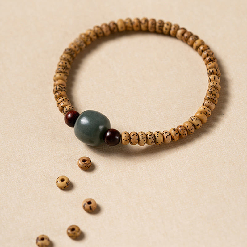 Bransoletka mądrości z małych liści drzewa sandałowego z nasion Bodhi w kolorze czerwonym z Buddha Stones