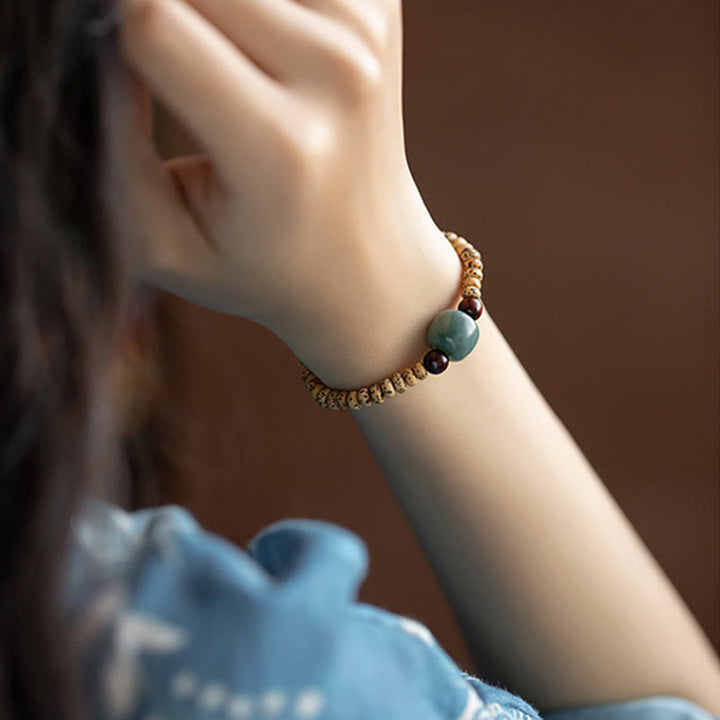 Bransoletka mądrości z małych liści drzewa sandałowego z nasion Bodhi w kolorze czerwonym z Buddha Stones