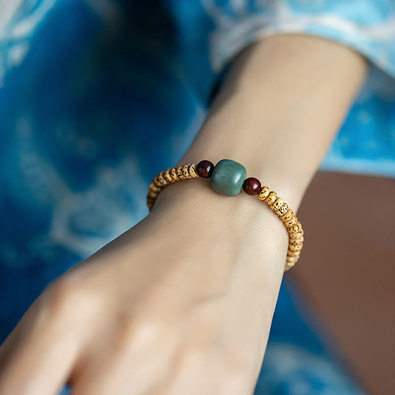 Bransoletka mądrości z małych liści drzewa sandałowego z nasion Bodhi w kolorze czerwonym z Buddha Stones