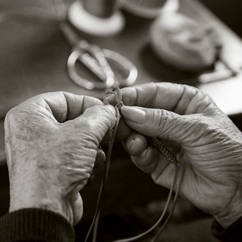 Buddha Stones „Niech będziesz błogosławiony pokojem i bezpieczeństwem przez wszystkie cztery pory roku” Bransoletka na szczęście wielokolorowa