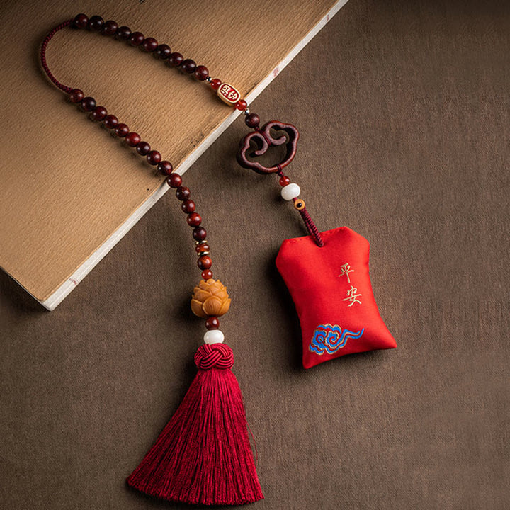 Buddha Stones Tybetańskie Małe Liście Czerwone Drzewo Sandałowe Lotos Cynober Saszetka Ochrona Chwost Dekoracja Wisząca Do Samochodu