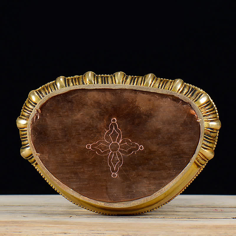 Dekoracja miedzianej figurki Buddy Siakjamuniego Współczucia