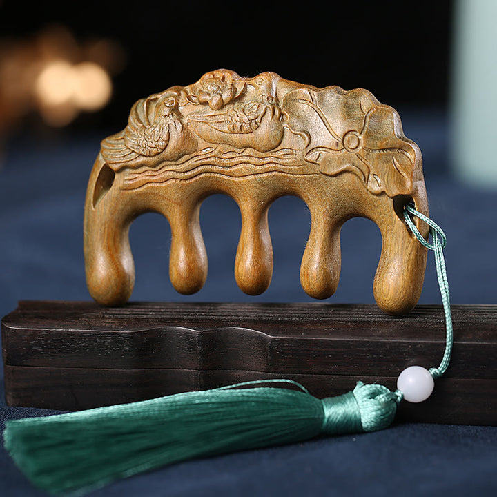 Zielony sandałowiec, kwiaty śliwy, lotos, ryba koi, grawerowany uspokajający grzebień z frędzlami