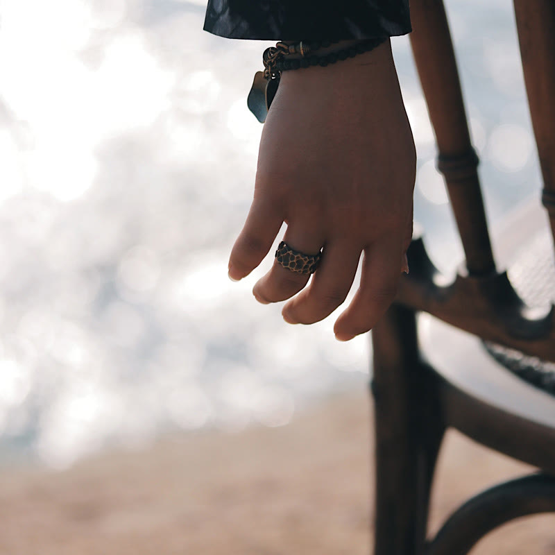 Tybetański pierścień szczęścia z teksturą wypukłości i miedzią