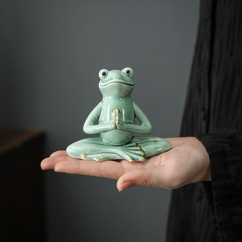 Medytująca ceramiczna figurka żaby zen