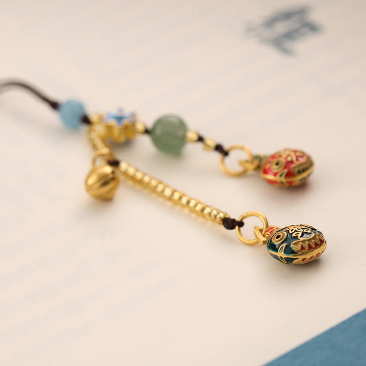 Złoty breloczek do kluczy z motywem rodzinnego szczęścia bestii połykającej złoto