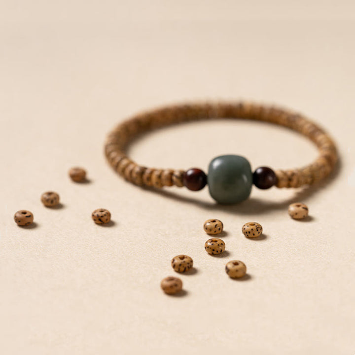 Bransoletka mądrości z małych liści drzewa sandałowego z nasion Bodhi w kolorze czerwonym z Buddha Stones