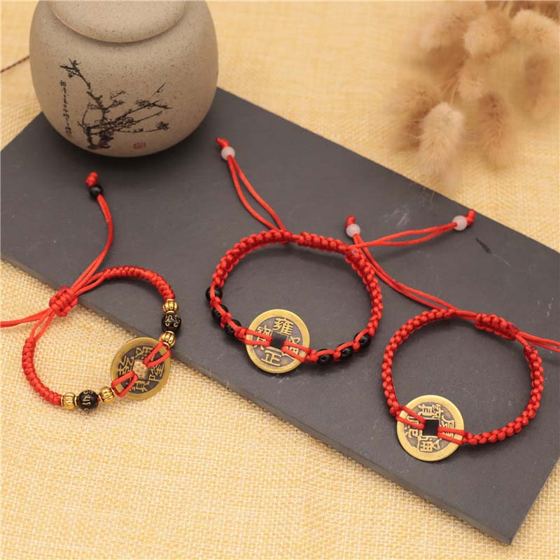 Bransoletka z czerwonego sznurka z miedzianymi monetami Buddha Stones