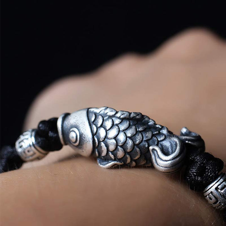 Bransoletka z plecionego sznurka z Buddha Stones w kolorze srebrnym i rybą Koi