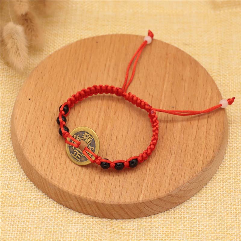 Bransoletka z czerwonego sznurka z miedzianymi monetami Buddha Stones