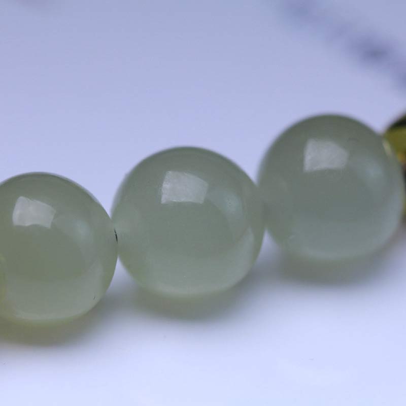 Bransoletka z naturalnego jadeitu i nasion lotosu z czerwonej nici Buddha Stones