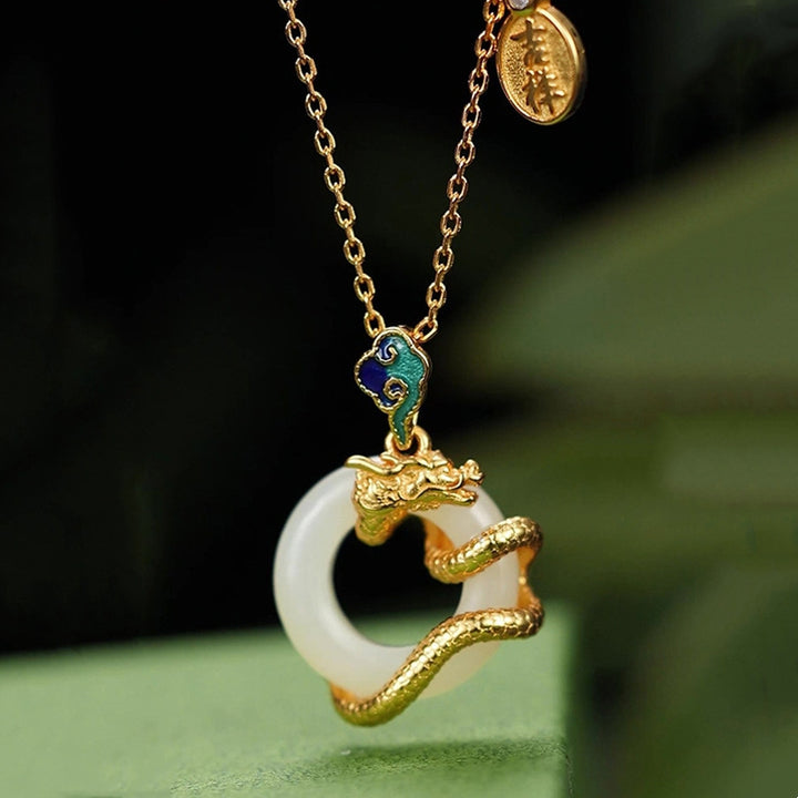 Buddha Stones Rok Smoka 925 Srebro Sterlingowe Hetian Biały Jadeit Klamra Pokoju Pomyślne Chmury Naszyjnik Wisiorek Sukcesu