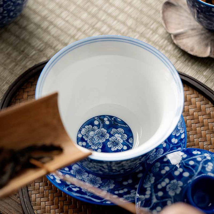 Buddha Stones Kwiat Śliwy Niebieski I Biały Porcelana Ceramiczna Gaiwan Sancai Filiżanka Do Herbaty Kung Fu Filiżanka Do Herbaty I Spodek Z Pokrywką 185 ml