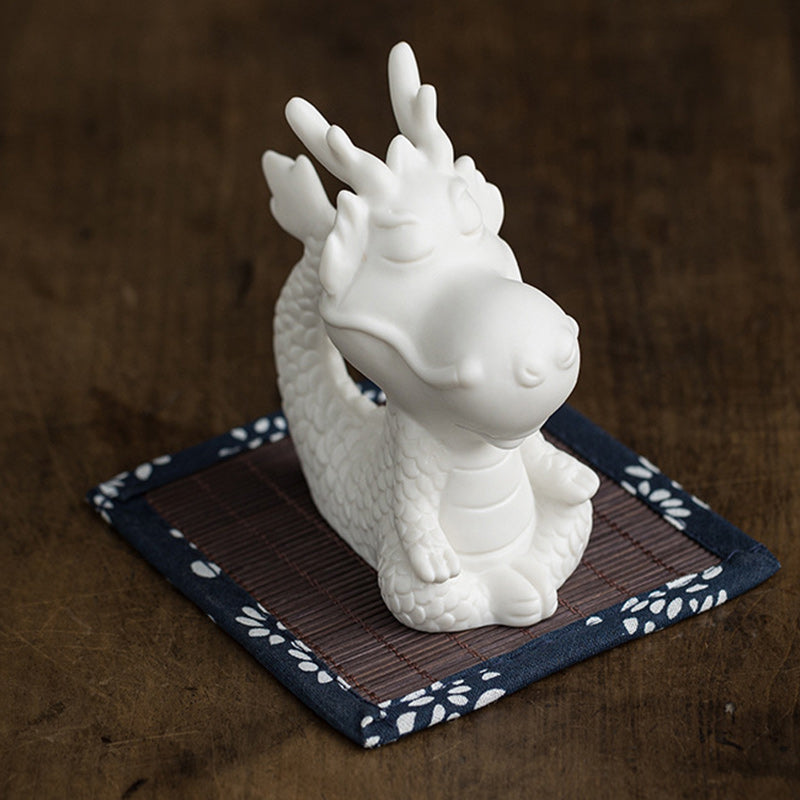 Buddha Stones Rok Smoka Szczęście Biała Porcelana Ceramiczna Herbata Zwierzę Dom Figurka Dekoracja - Medytujący Smok 4,3 cm * 5,9 cm * 8,6 cm i mata bambusowa - image 10