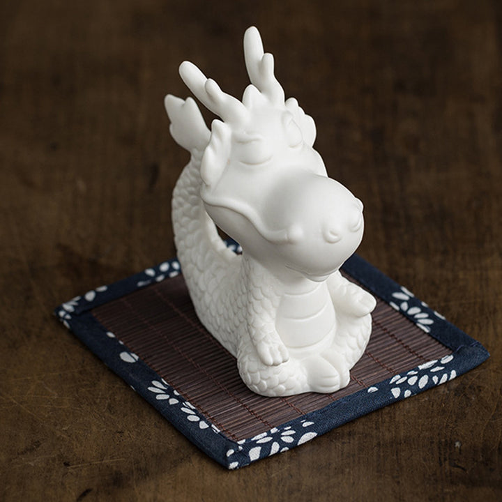 Buddha Stones Rok Smoka Szczęście Biała Porcelana Ceramiczna Herbata Zwierzę Dom Figurka Dekoracja - Medytujący Smok 4,3 cm * 5,9 cm * 8,6 cm i mata bambusowa - image 10