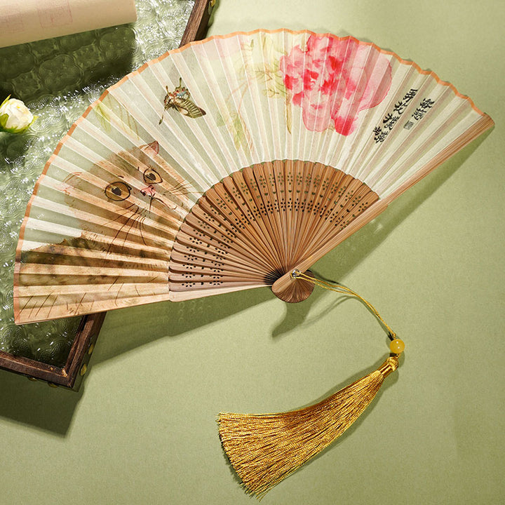 Buddha Stones Uroczy Kot Motyl Kwiaty Wzór Ręczny Jedwabny Bambus Składany Wachlarz 21 cm