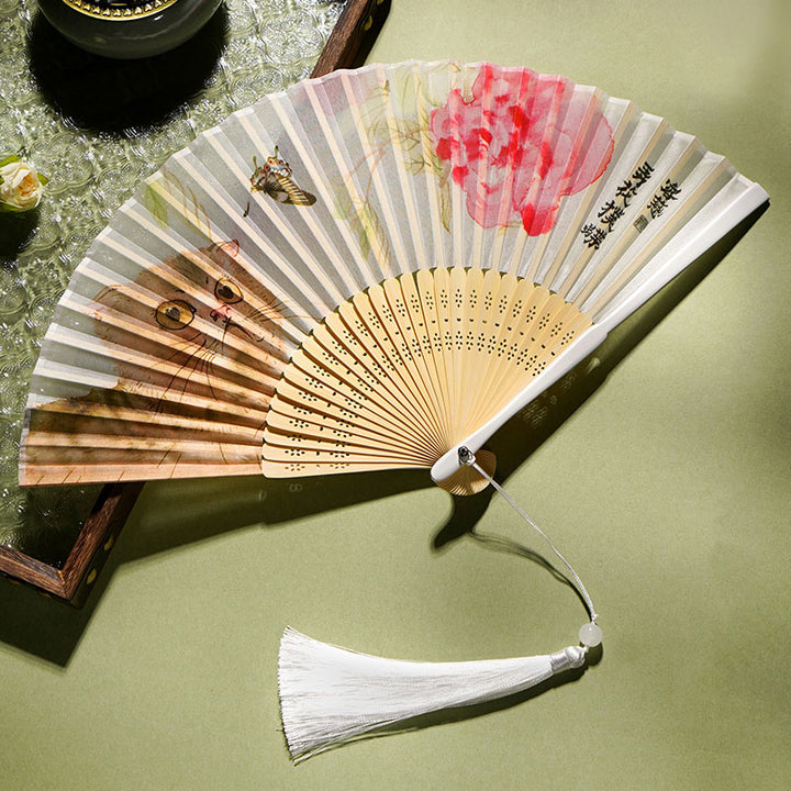 Buddha Stones Uroczy Kot Motyl Kwiaty Wzór Ręczny Jedwabny Bambus Składany Wachlarz 21 cm