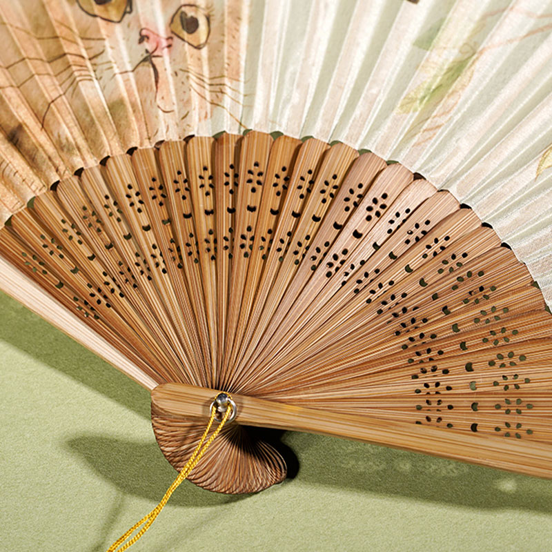 Buddha Stones Uroczy Kot Motyl Kwiaty Wzór Ręczny Jedwabny Bambus Składany Wachlarz 21 cm