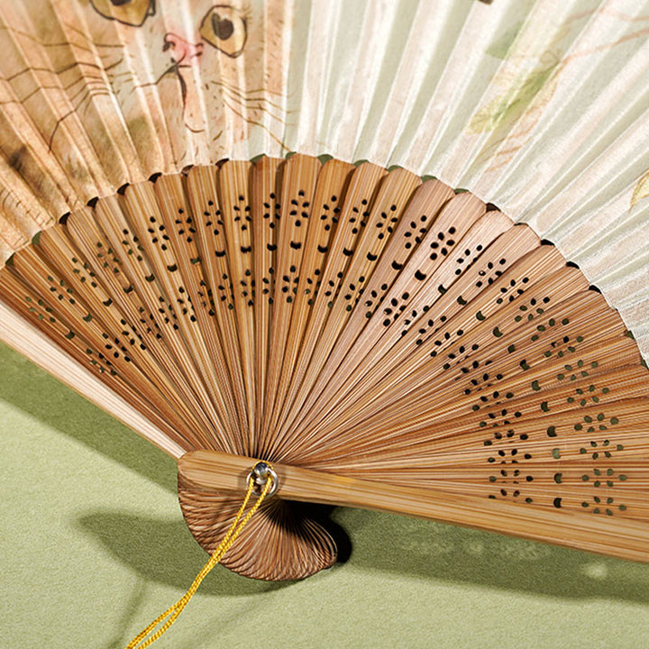 Buddha Stones Uroczy Kot Motyl Kwiaty Wzór Ręczny Jedwabny Bambus Składany Wachlarz 21 cm