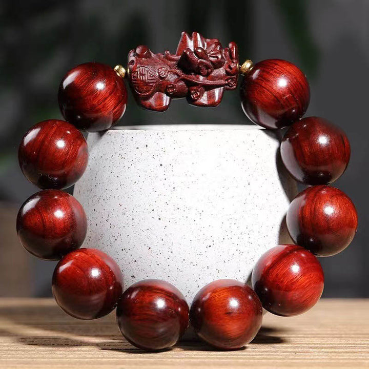 Bransoletka ochronna PiXiu z małych liści z czerwonego drzewa sandałowego z Buddha Stones