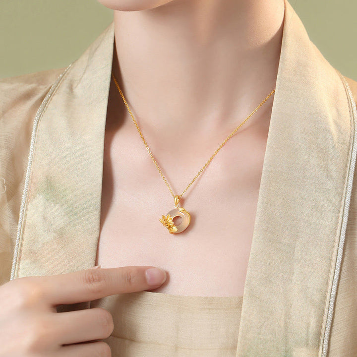 Buddha Stones Naturalny Biały Chalcedon Klamra Pokoju Wisiorek Lotosu Naszyjnik Ze Srebra Próby 925