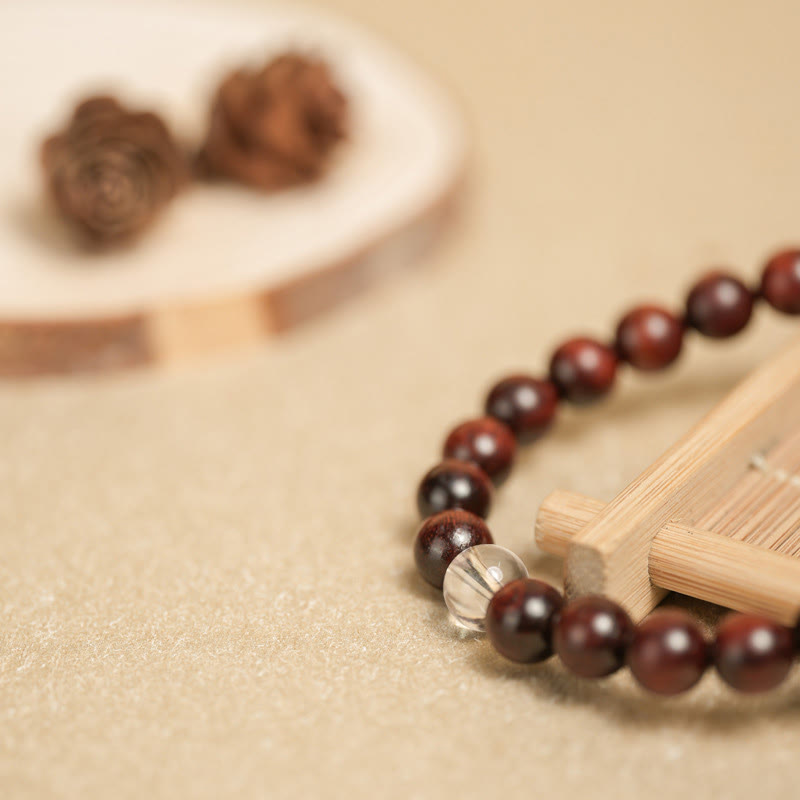 Bransoletka ochronna z małych liści z czerwonego drzewa sandałowego i białego kryształu z Buddha Stones