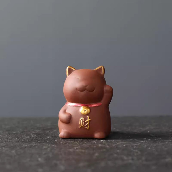 Buddha Stones Miniaturowy Szczęśliwy Kot Herbata Bogactwo Pet Fioletowa Gliniana Figurka Dekoracja - Czerwony 4*3,8*5,5 cm - image 0