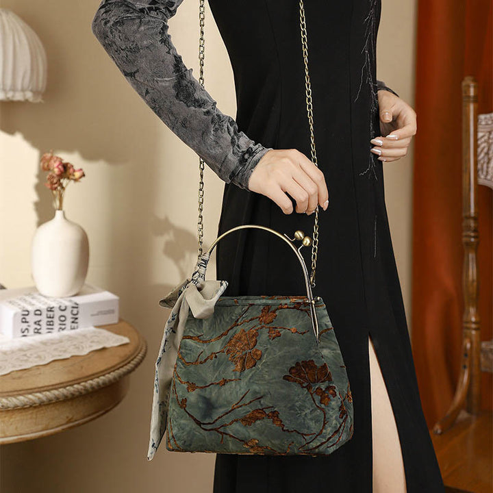 Torebka typu crossbody z aksamitu żakardowego z metalowym łańcuchem Buddha Stones