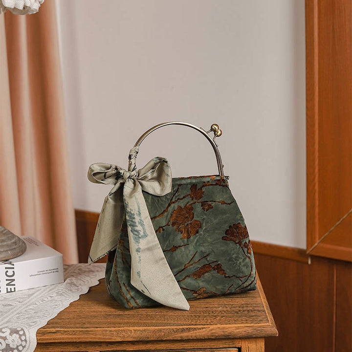 Torebka typu crossbody z aksamitu żakardowego z metalowym łańcuchem Buddha Stones