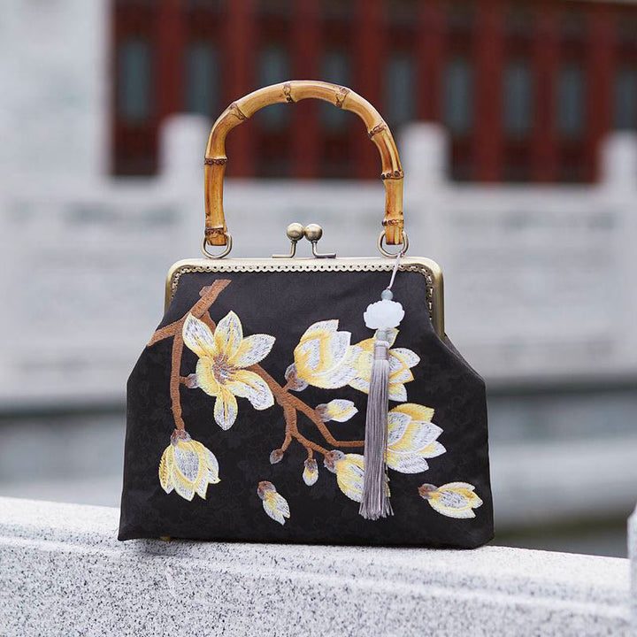 Torebka typu crossbody z haftowanym uchwytem z bambusa i kwiatami śliwki w Buddha Stones