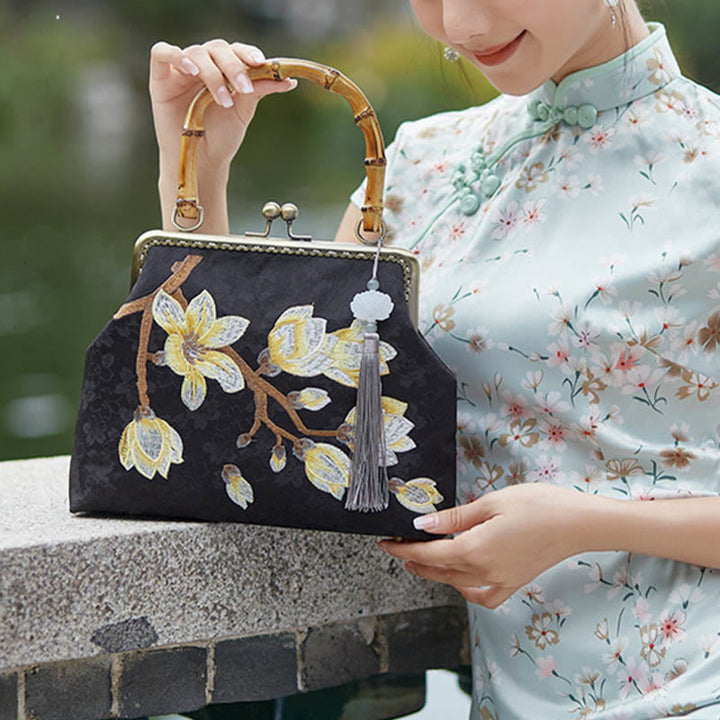 Torebka typu crossbody z haftowanym uchwytem z bambusa i kwiatami śliwki w Buddha Stones