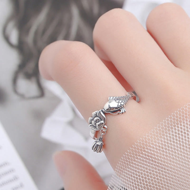Pierścionek sukcesu Buddha Stones 925 Sterling Silver z rybą Koi i kwiatem lotosu