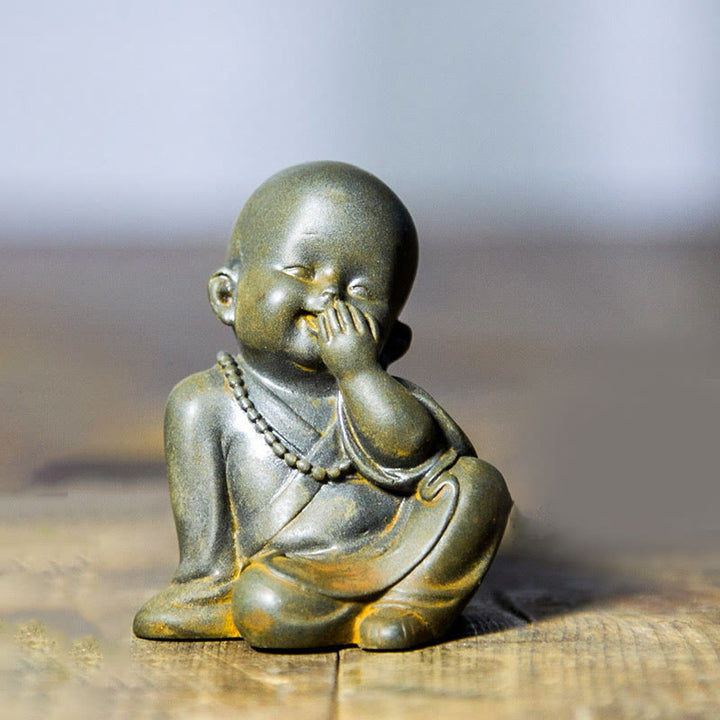 Buddha Stones Mały Medytujący Mnich Żelazo Proszek Rdza Odlew Żywicy Statuetka Dekoracja Biurka - Mnich zakrywający usta 6,5*5 cm - image 0