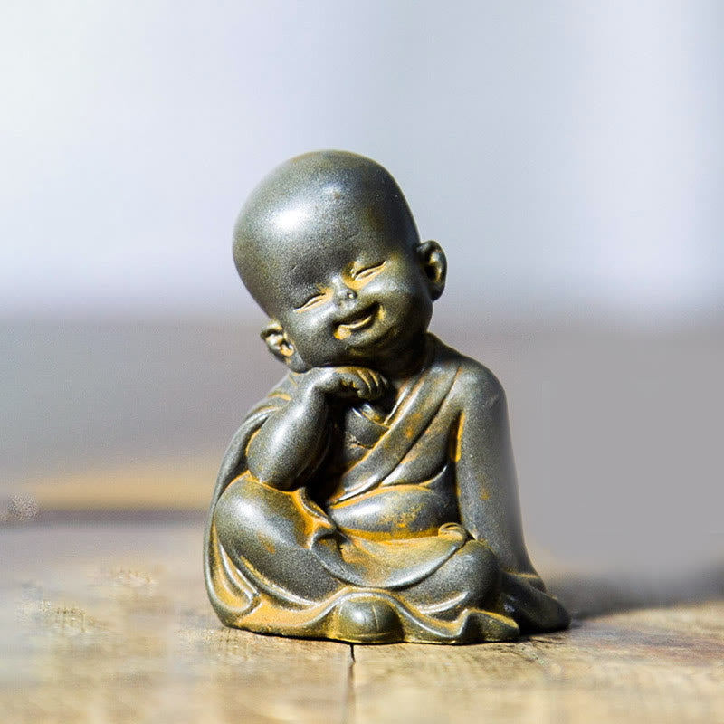 Buddha Stones Mały Medytujący Mnich Żelazo Proszek Rdza Odlew Żywicy Statuetka Dekoracja Biurka - Mnich opierający brodę 6,5*5 cm - image 4