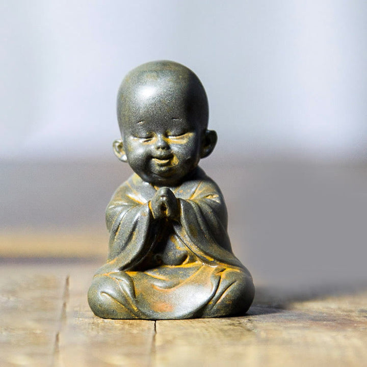 Buddha Stones Mały Medytujący Mnich Żelazo Proszek Rdza Odlew Żywicy Statuetka Dekoracja Biurka